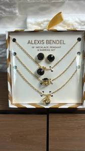lot 38 image: Alexis Bendel 18 Necklace Pendant & Earring Set