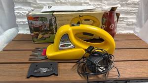 lot 48 image: American Gardener 3.6 Volt Cordless Grass Shear with Charger