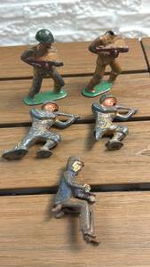lot 84 image: Lot of 5 vintage metal Military Soldier Action Figures