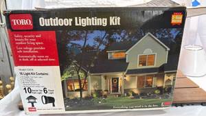 lot 98 image: Toro Outdoor Lighting Kit (Model 52458) 16 Light Low Voltage