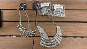 lot 102 image: Paparazzi Fashion Jewelry Lot