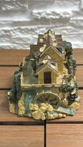 lot 107 image: Santas Best Cottage House Figurine 1995