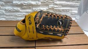 lot 138 image: Franklin Fieldmaster Series Baseball Glove Hand Formed Pocket Dura-Bond Lacing