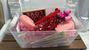 lot 316 image: Valentines Day Decorations Lot