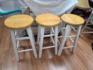 lot 326 image: Lot of 3 barstools