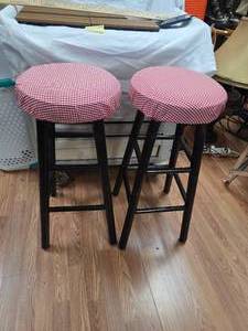 lot 327 image: Lot of 2 barstools