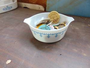 lot 3186 image: Pyrex 1 12 pt. bowl and buttons