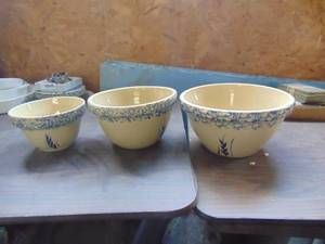 lot 3188 image: Set of 3 Roseville Pottery bowls