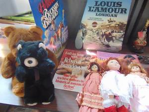 lot 3202 image: Bookstore adv. and plush toys
