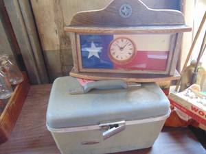 lot 3209 image: Texas themed clock and rail case