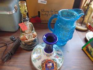 lot 3212 image: Asian themed lamp and glassware