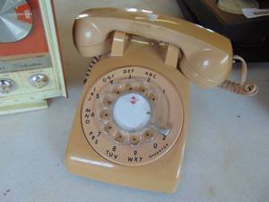 lot 3236 image: Vintage radio and rotary phone