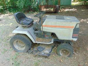 lot 3237 image: Craftsman 18 HP riding lawn mower - unknown running condition