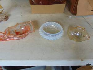 lot 3242 image: Art glass, hobnail and glass pig bank