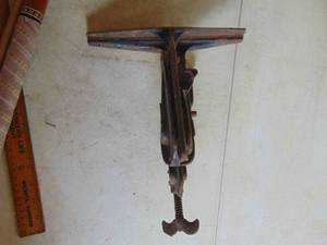 lot 3249 image: Iron vise