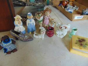 lot 3251 image: Small glass figures and box