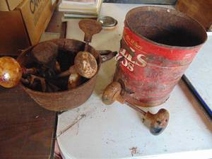 lot 3258 image: Cast iron pot, porcelain doorknobs and square nails