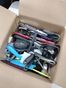lot 24846 image: Miscellaneous Kitchen Utensils and Tools