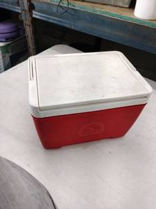 lot 24847 image: Igloo Island Breeze 9-quart cooler