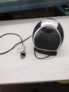 lot 24849 image: Pelonis HF-0063 oscillating digital fan heater