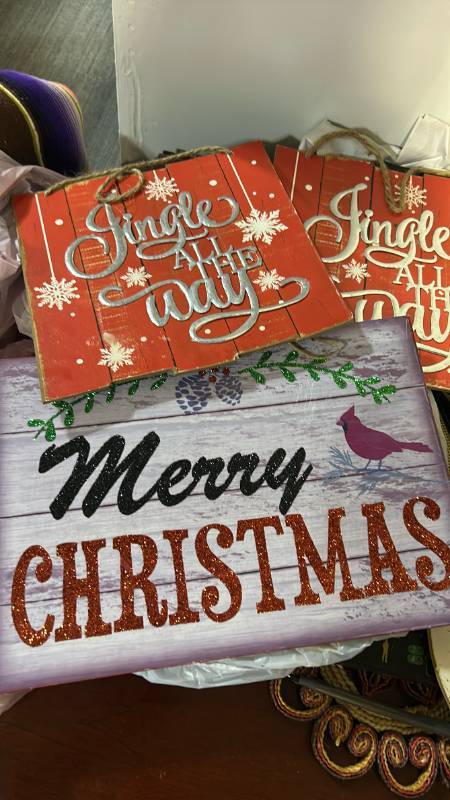 lot 40428 image: Christmas Wooden Holiday Signs Set