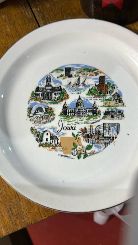 lot 40467 image: Iowa State Souvenir Collector Plate