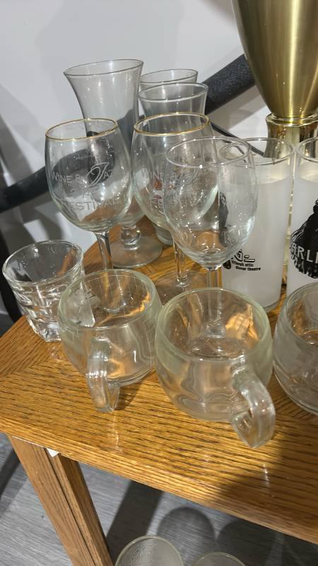 lot 40470 image: Mixed Lot of Souvenir and Novelty Drinkware Glasses