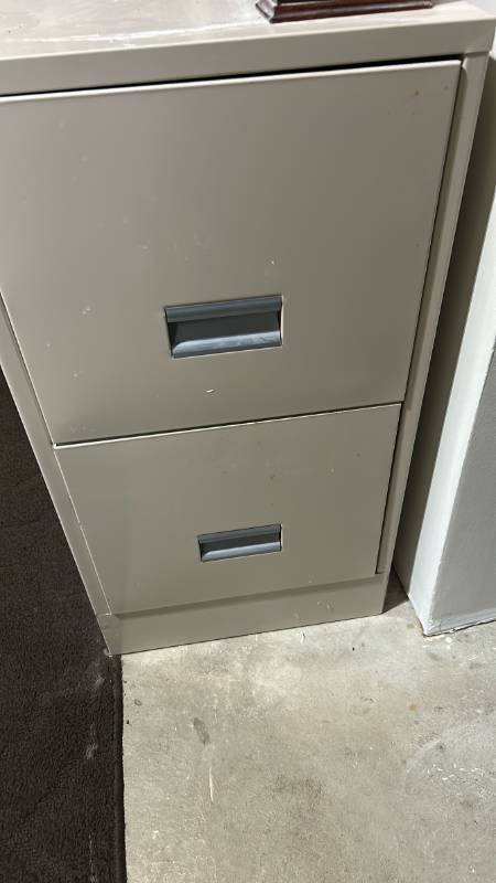 lot 60530 image: 2-Drawer Metal Vertical Filing Cabinet