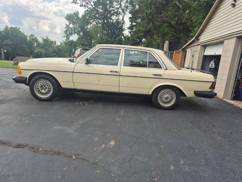 lot 1 image: Reserve is $3500. 1977 Mercedes-Benz 240D Diesel 4-Door Sedan