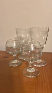 lot 6960 image: 4-Piece Glassware Set with Decorative Pattern Stemmed Glasses and Tumblers