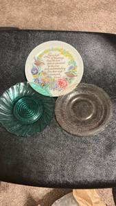 lot 6965 image: Decorative Plates and Dishes Lot 3 Pieces Floral Sentiment