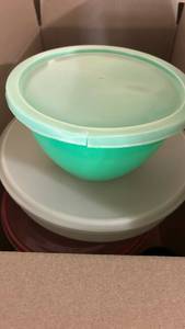 lot 7003 image: Plastic Food Storage Bowls with Lids Green and White 2-Piece Set
