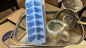 lot 7079 image: Kitchen Utensil Lot Ice Cube Tray Colander Bowl with Lid