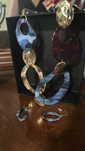 lot 60059 image: Fashion Jewelry Lot Earrings and Pendants with Display Stand