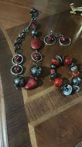 lot 60089 image: Beaded Jewelry Set Bracelet Earrings Red Black Spheres