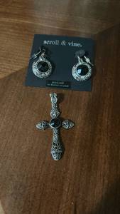 lot 60100 image: Scroll & Vine Jewelry Set Earrings Pendant Black Stone