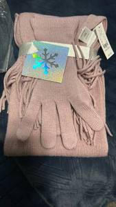 lot 60107 image: Knit Gloves with Snowflake Design Pink One Size