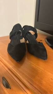 lot 60115 image: Anne Klein Black Pointed Toe Heel Shoes Size 8
