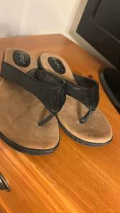 lot 60118 image: b.o.c. Womens Sandals Black Embossed Thong Flip Flops
