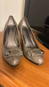 lot 60124 image: Coach Womens Metallic Leather Pumps with Hardware Detail