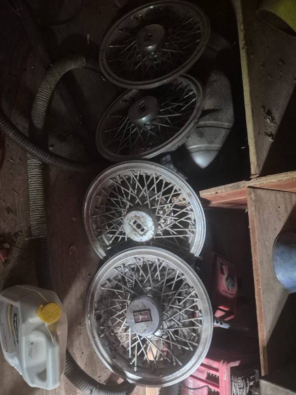 lot 8005 image: Wire Spoke Hubcaps and Black Steel Wheels Lot