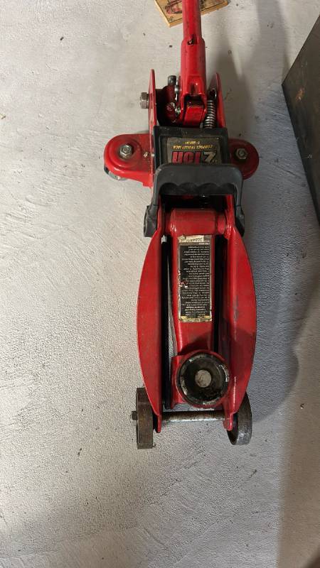 lot 40495 image: Maxut 1.5 Ton Compact Trolley Floor Jack