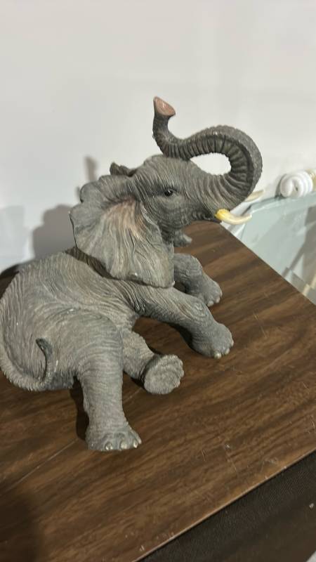 lot 60506 image: Resin Elephant Figurine