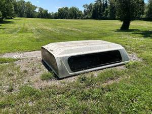 lot 3 image: Pickup Truck Cab Topper Camper Shell White