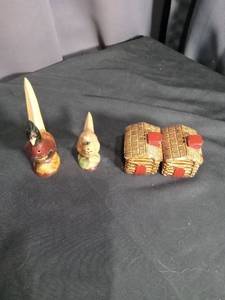 lot 7094 image: Salt and pepper shakers