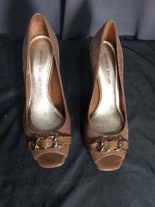 lot 7100 image: Antonio Melani Peep Toe Pumps with Chain Detail Size 9M