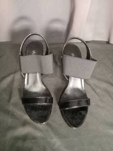 lot 7107 image: VANELI Womens Heeled Sandals Gray Black Pair