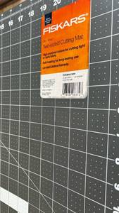 lot 502 image: Fiskars 24  x 36  Self-Healing Cutting Mat (Grey & White)