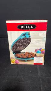 lot 7768 image: Bella Cake Pop and Donut Hole Maker 650 Watts Treats Series