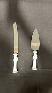 lot 7863 image: 2 Piece Serving Utensil Set White Handle Blade Server Knife